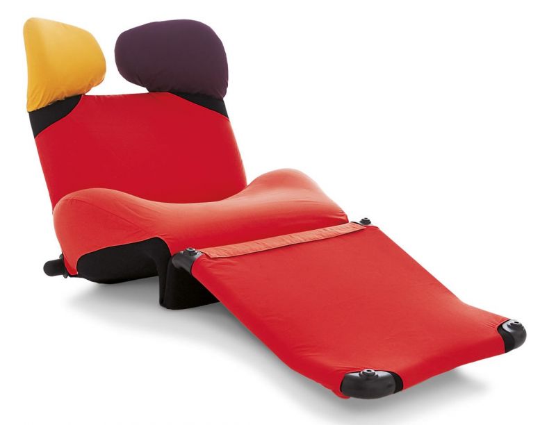 Roter Cassina Wink Sessel mit farbigen Kopfstützenbezügen, inklusive Schonbezug für Kopfstütze rechts.